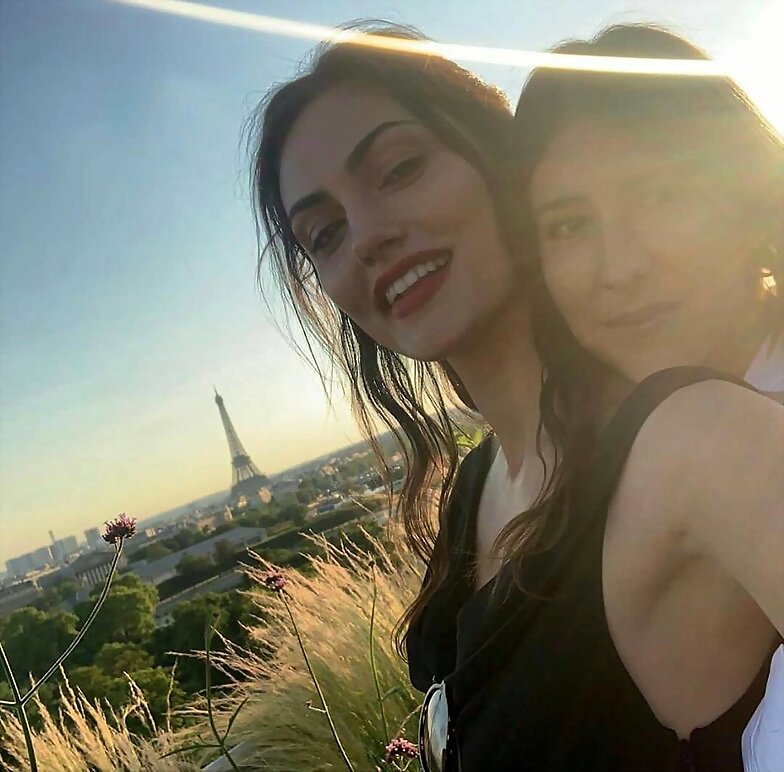 Phoebe Tonkin de vacaciones en Paris, Francia 2019