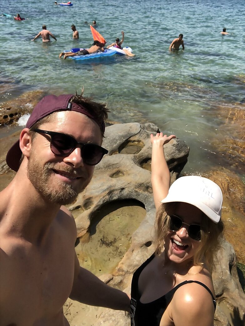 Luke Mitchell y su esposa Rebecca Breeds en Sydney