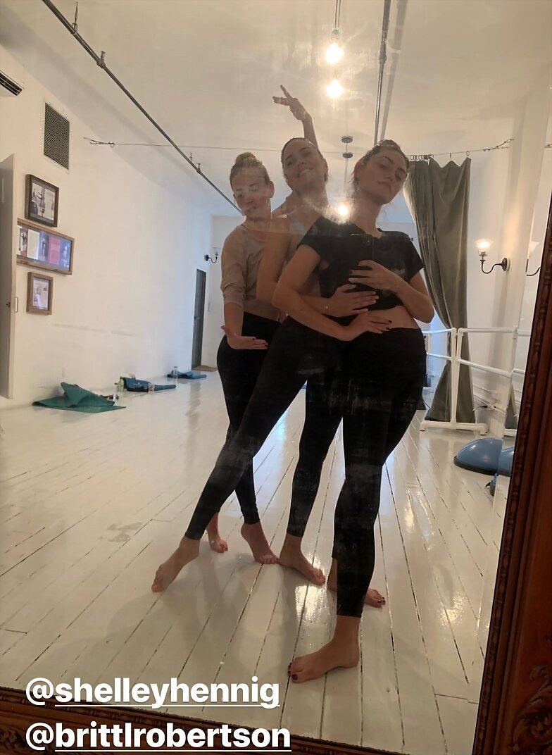 Phoebe Tonkin, Britt Robertson,Shelley Hennig 2019