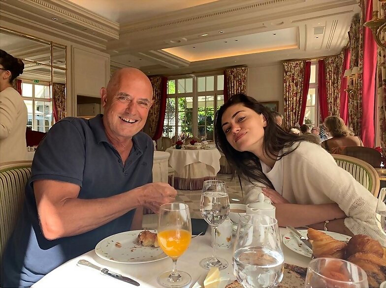 Phoebe Tonkin con su padre en Paris | July 2019
