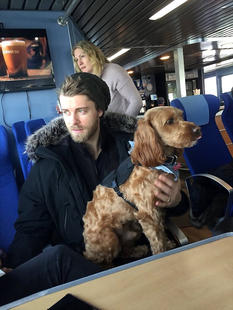 Luke Mitchell con su perrito Alfie