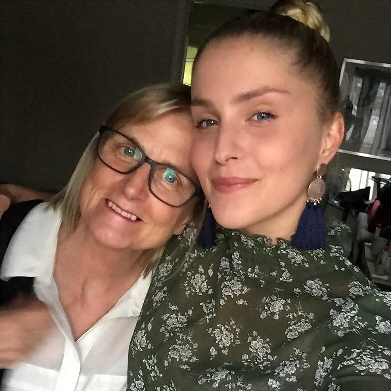 Amy Ruffle con su madre en 2018