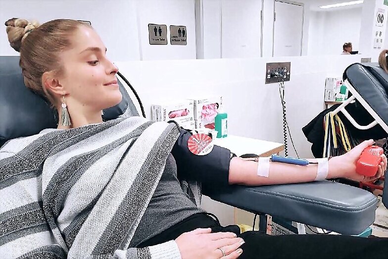 Amy Ruffle donando sangre en 2018