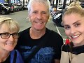 Amy Ruffle con sus padres en 2018
