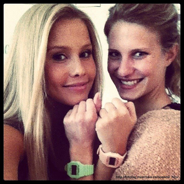Claire Holt con una amiga anunciando un reloj