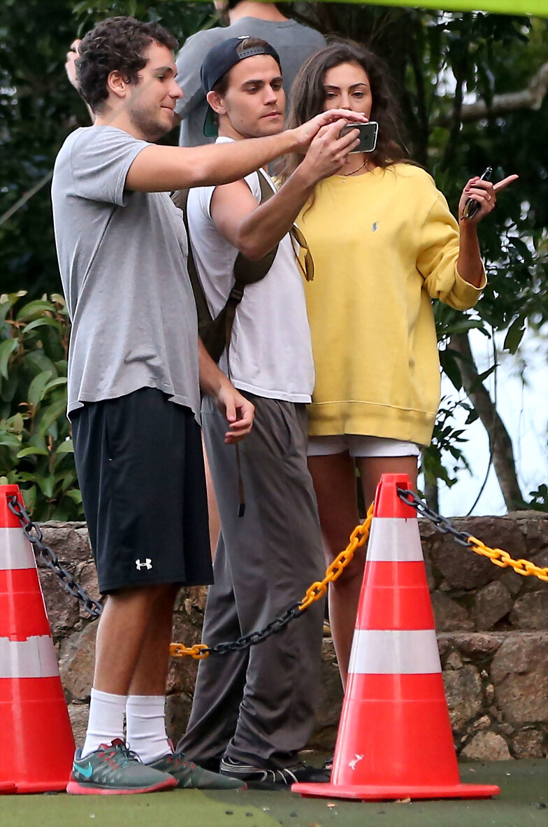 Phoebe Tonkin & Paul Wesley en Rio, Brazil, 2015