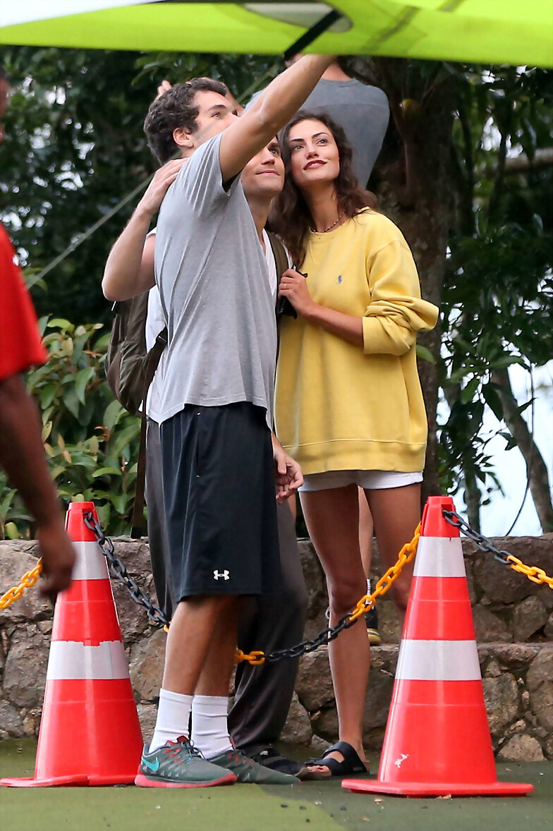 Phoebe Tonkin & Paul Wesley en Rio, Brazil, 2015