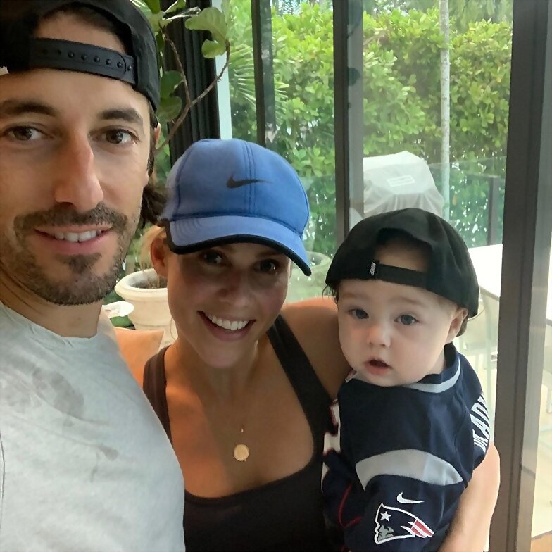 Claire Holt & Andrew Joblon con su hijo James 2019