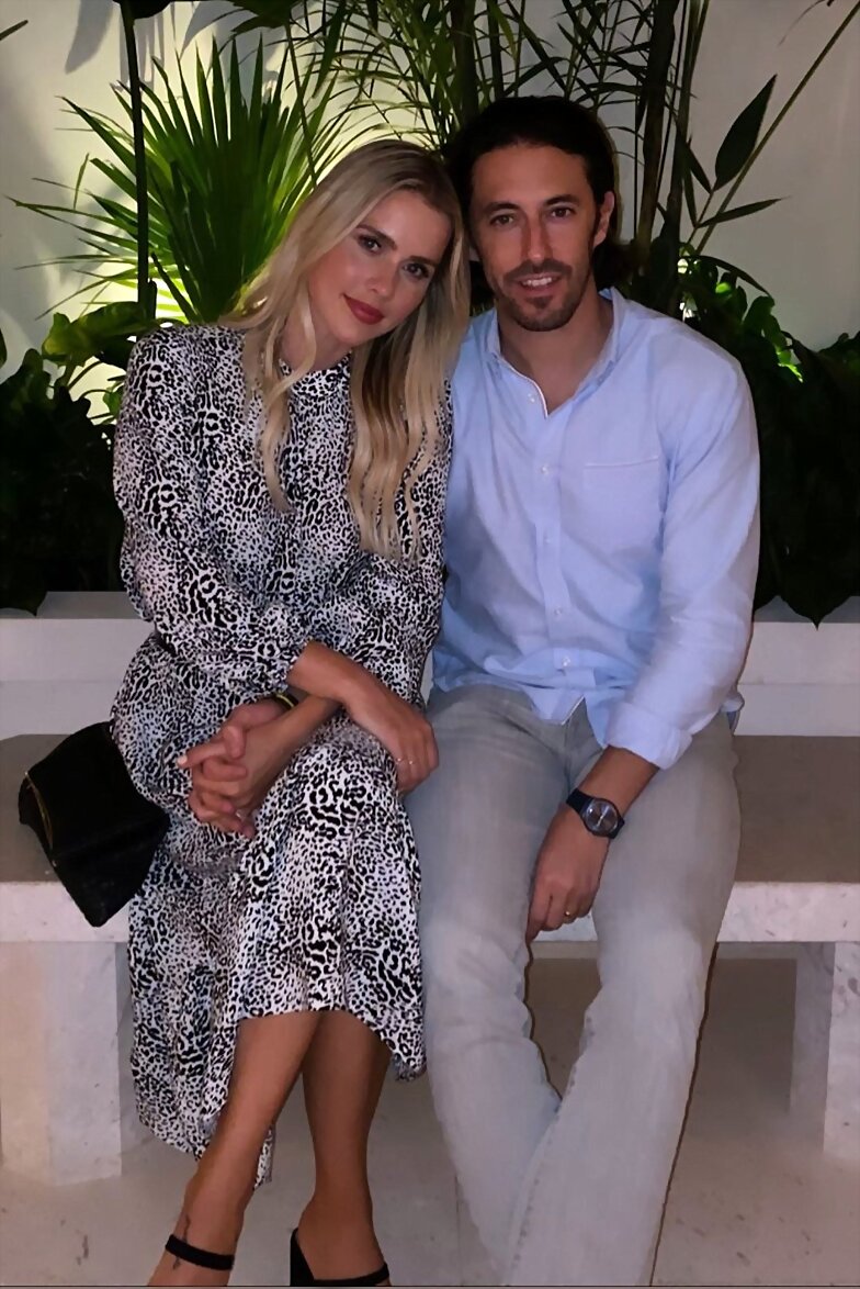 Claire Holt & su esposo Andrew Joblon | Nov 2019