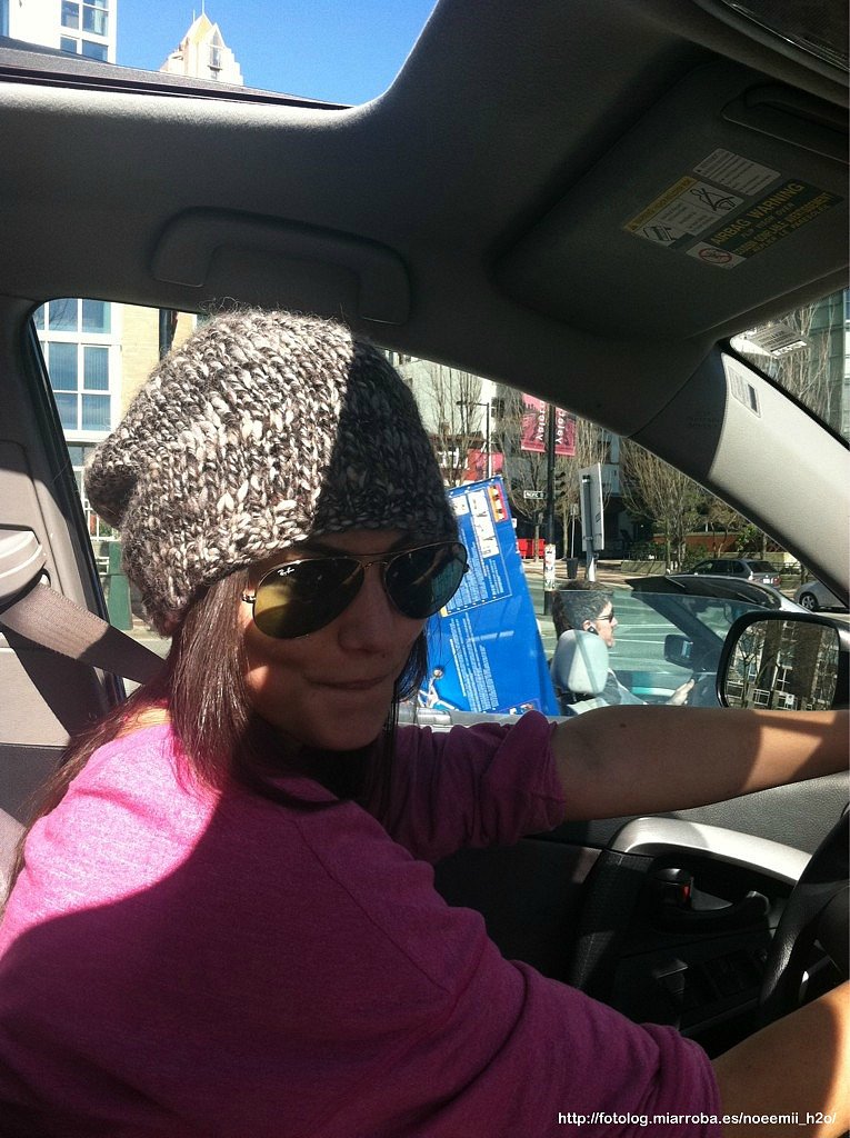 Phoebe Tonkin conduciendo