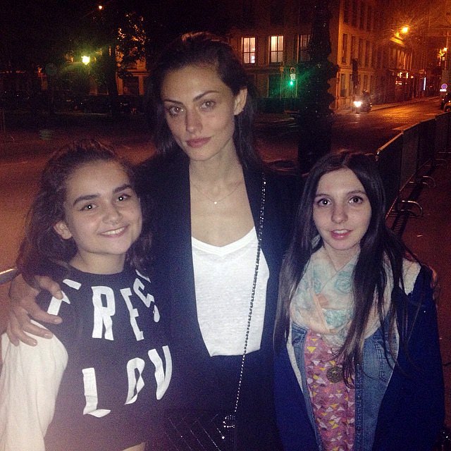 Phoebe Tonkin con fans en Paris, May 25, 2015