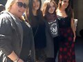 Phoebe Tonkin y Nikki Reed con fans en Paris 2015