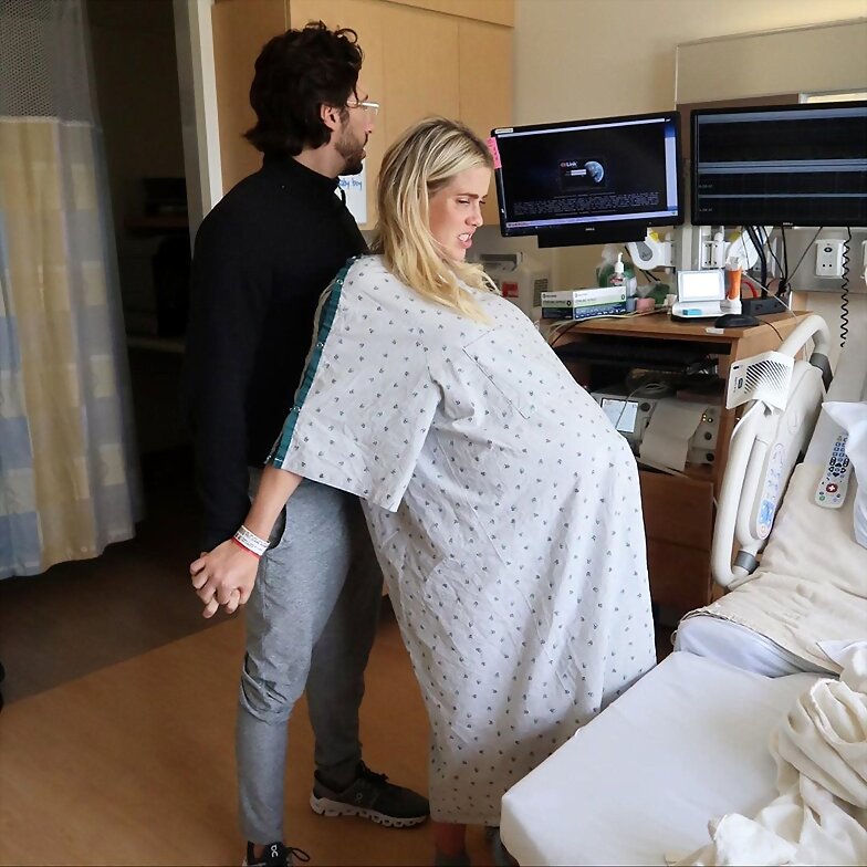Claire Holt durante el parto  | Marzo 2019