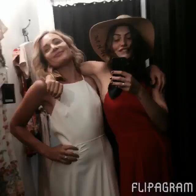 Phoebe Tonkin & Leah Pipes en Los Angeles 2015