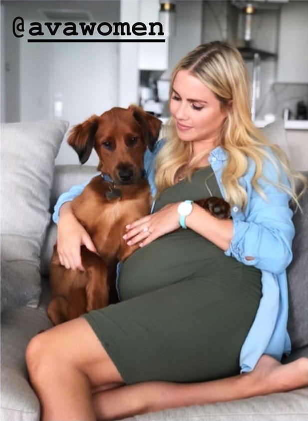Claire Holt durante su embarazo | December 2018