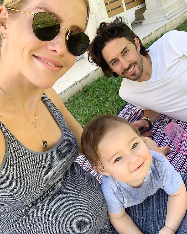 Claire Holt con su hijo y esposo | April 2020