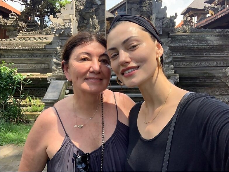 Phoebe Tonkin con su madre en Bali, Indonesia 2019