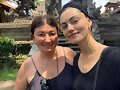Phoebe Tonkin con su madre en Bali, Indonesia 2019