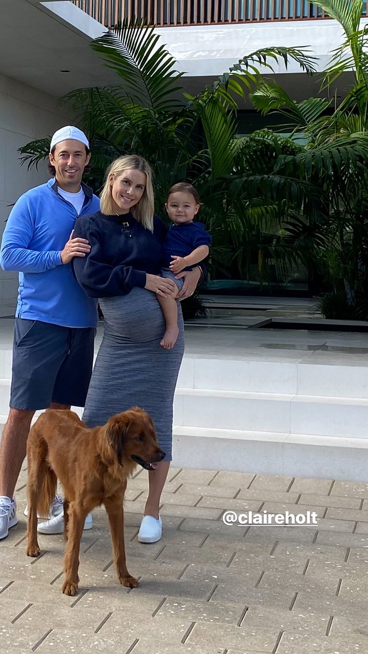 Claire Holt con su hijo y esposo | July 2020