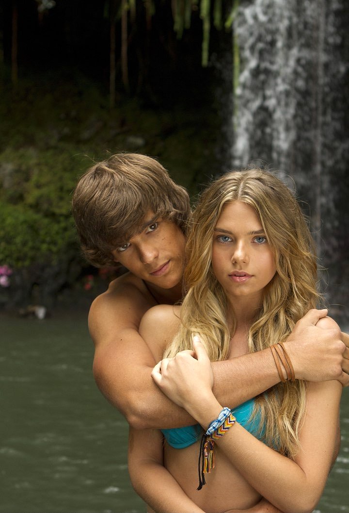 Indiana Evans en la pelicula El Lago Azul (2012)