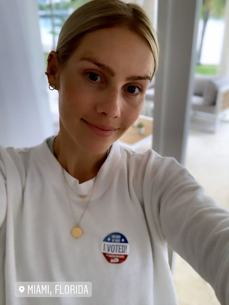 Claire Holt votando por primera vez | March 2020