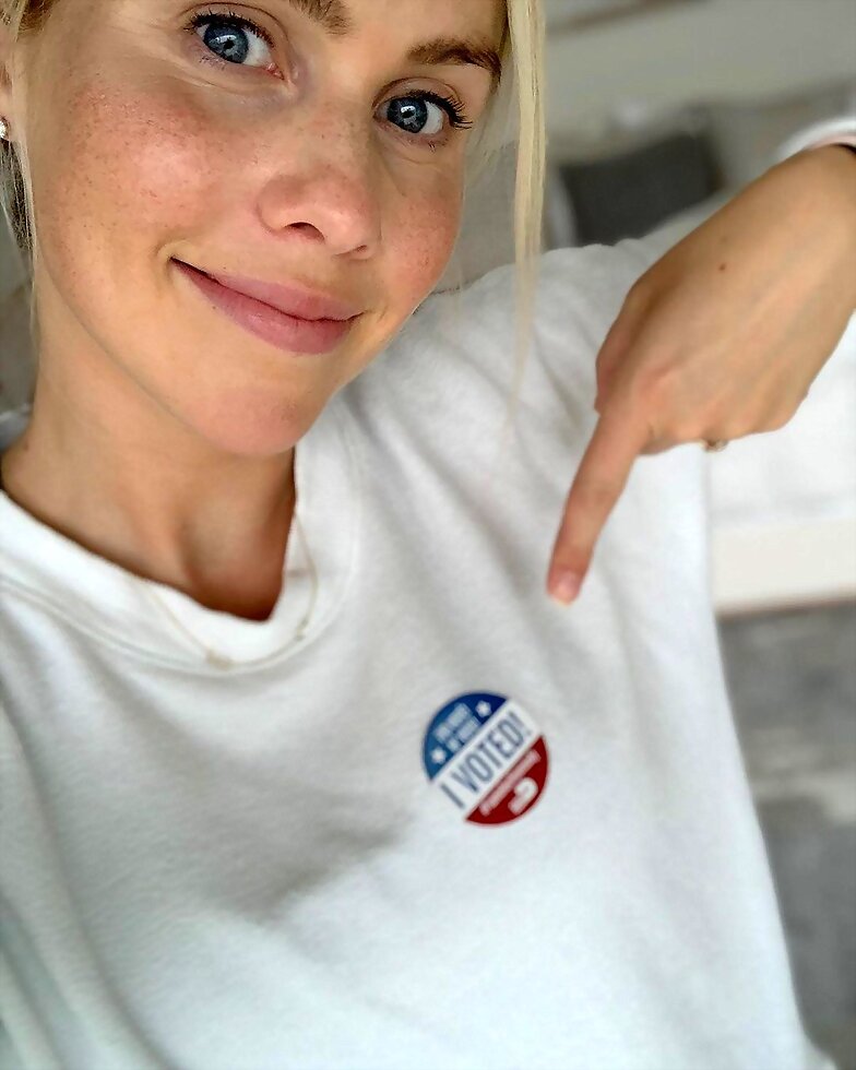 Claire Holt votando en las elecciones | Oct 2020