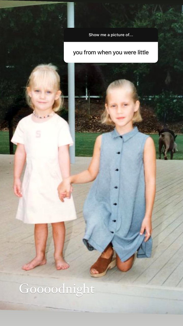 Claire Holt de pequeña con su hermana Madeline