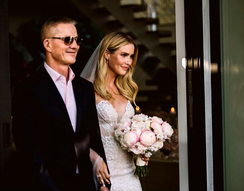 Claire Holt en su boda con su padre | Aug 18, 2018