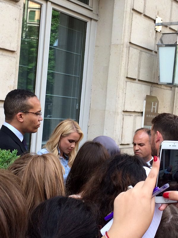 Claire Holt con fans en Paris, Francia, May 2016
