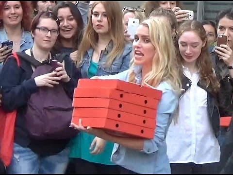 Claire Holt da pizza a los fans en Paris, May 2016