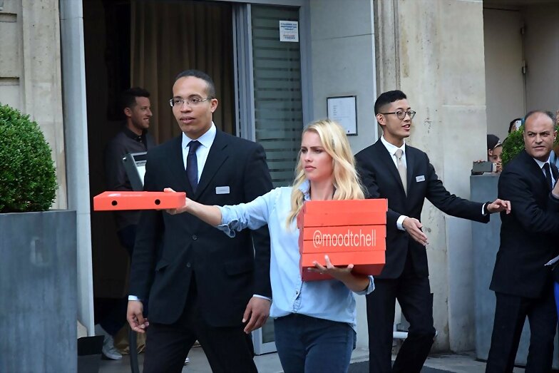 Claire Holt da pizza a los fans en Paris, May 2016
