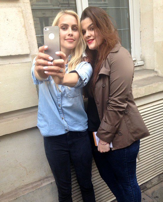 Claire Holt con fans en Paris, Francia, May 2016