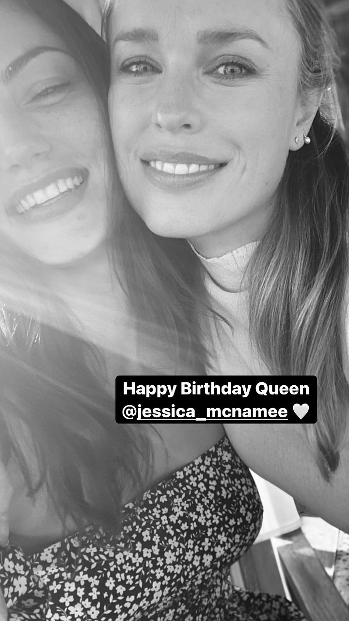 Phoebe Tonkin felicita a Jessica McNamee su cumple