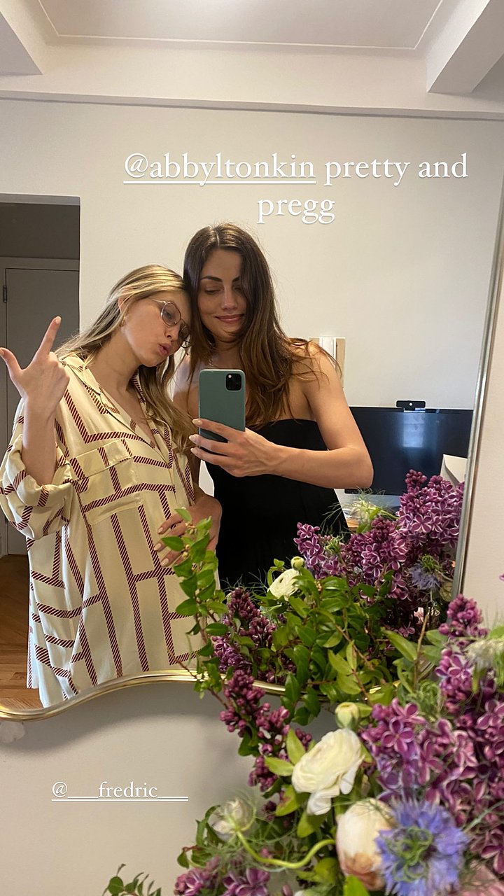 Phoebe Tonkin con su hermana Abby embarazada 2021