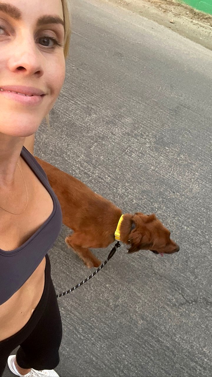 Claire Holt paseando a su perro Teddy | July 2021