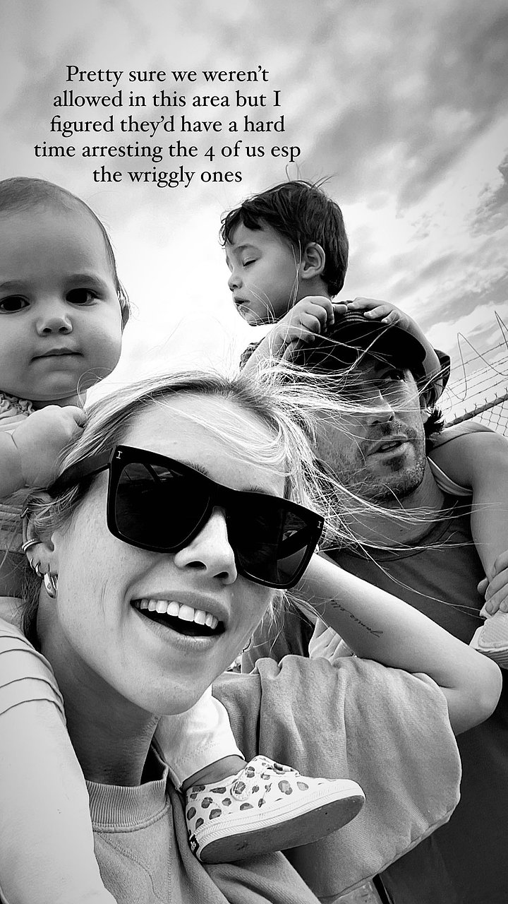 Claire Holt & Andrew con sus hijos Elle y James