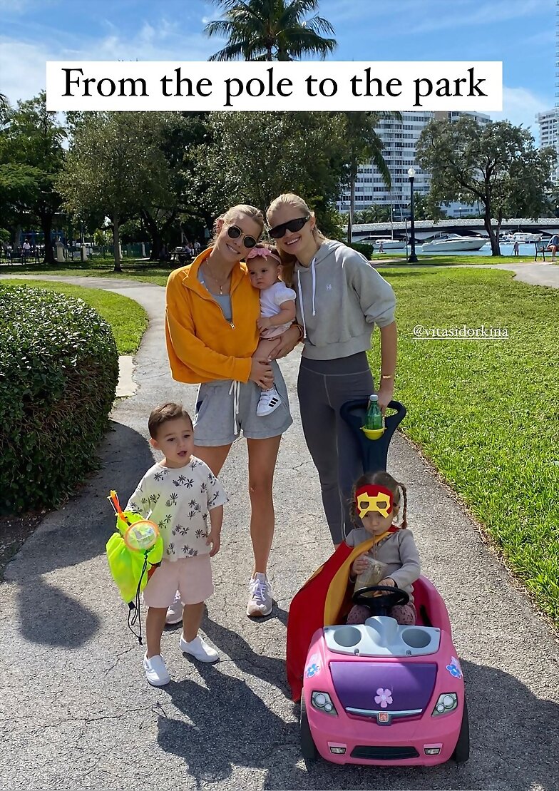 Claire Holt con sus hijos y amiga | November 2021