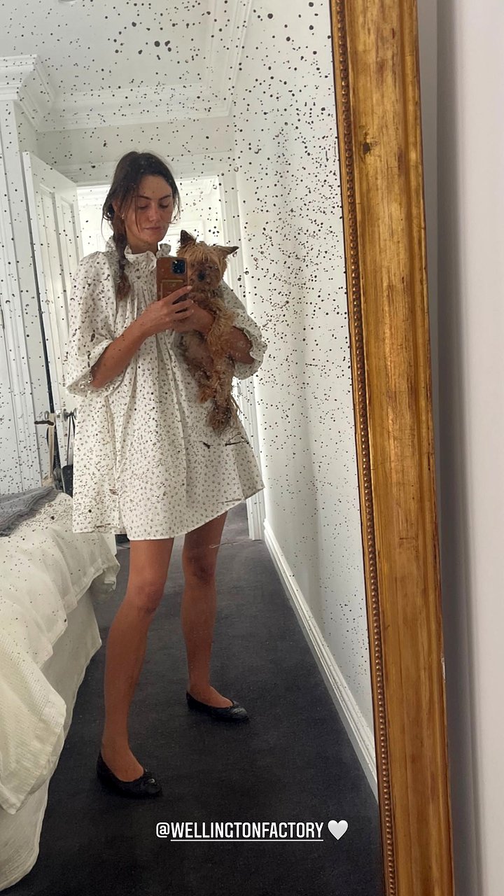Phoebe Tonkin con su perrita Lola | December 2021