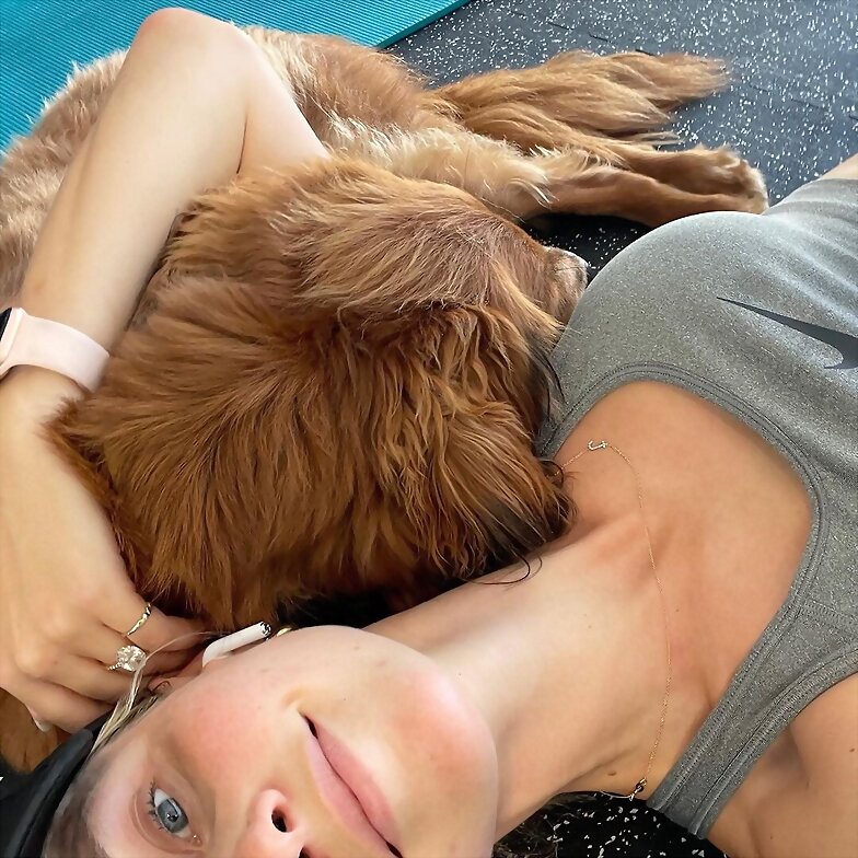 Claire Holt con su perro Teddy