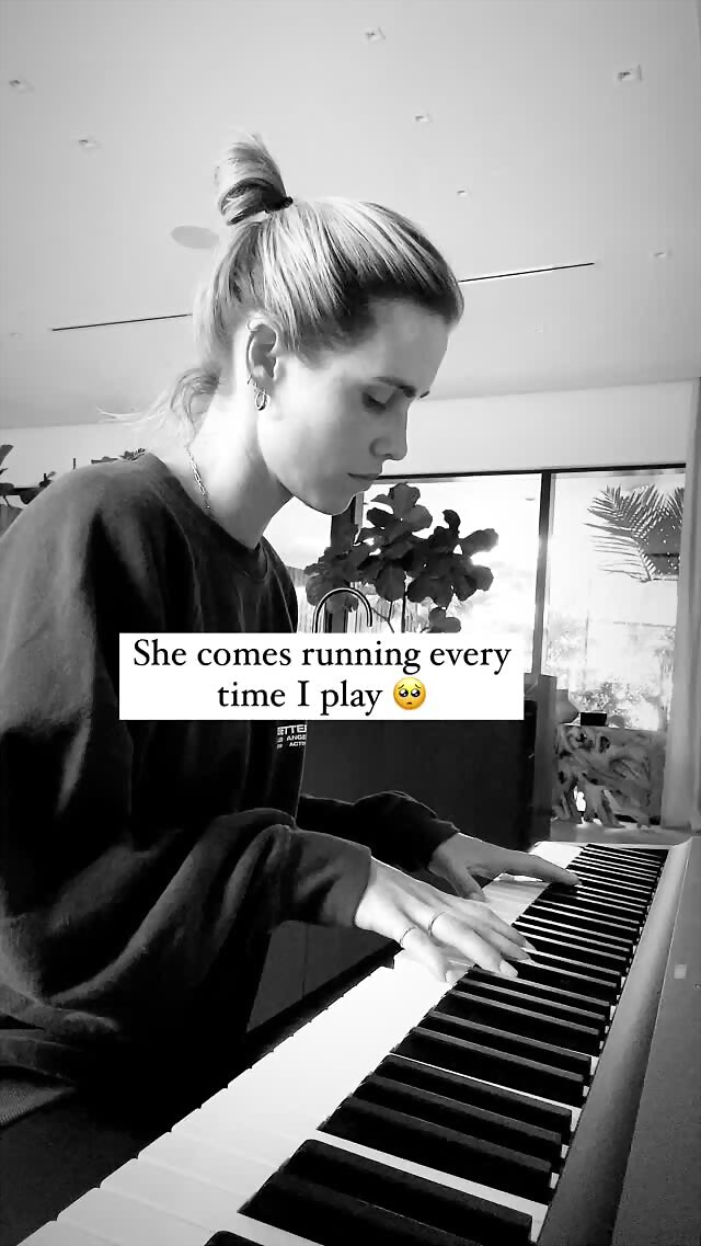 Claire Holt tocando piano a su hija Elle -Jan 2022