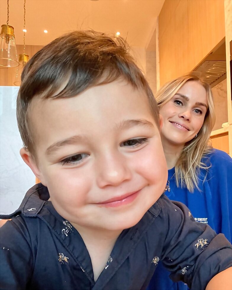 Claire Holt primer selfie de su hijo James | 2022