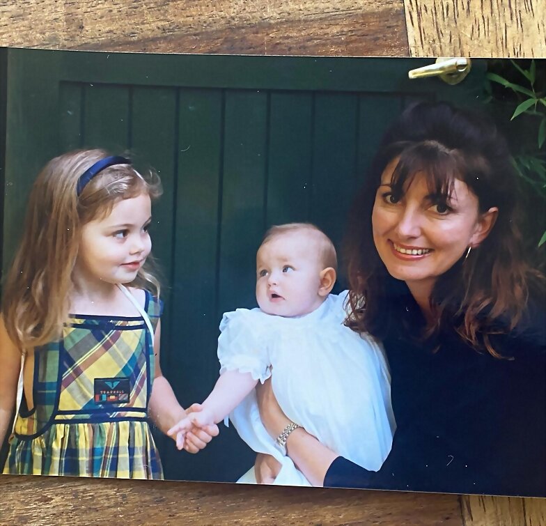 Phoebe Tonkin pequeña con su hermana Abby y madre