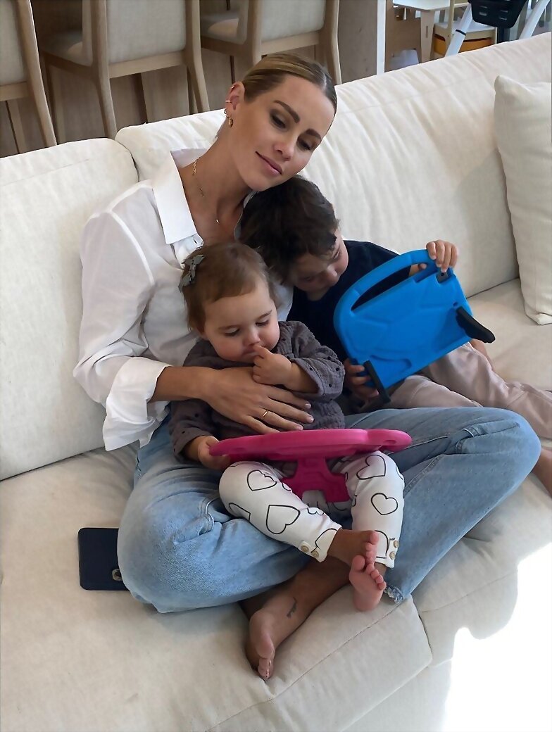 Claire Holt con sus hijos Elle y James Holt Joblon