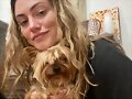 Phoebe Tonkin con su perrita Lola | July 2022