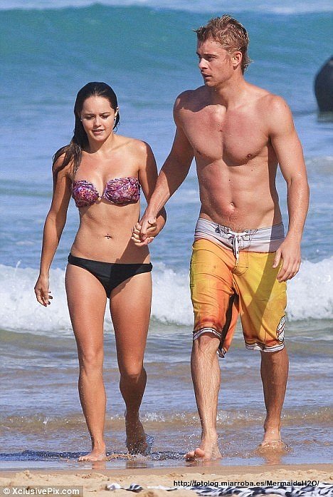 Luke Mitchell y Rebecca Breeds en la playa