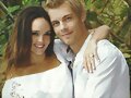 Luke Mitchell y Rebecca Breeds comprometidos
