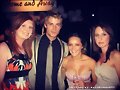 Luke Mitchell y Rebecca Breeds con amigos