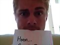 Luke Mitchell anunciando su red social twitter