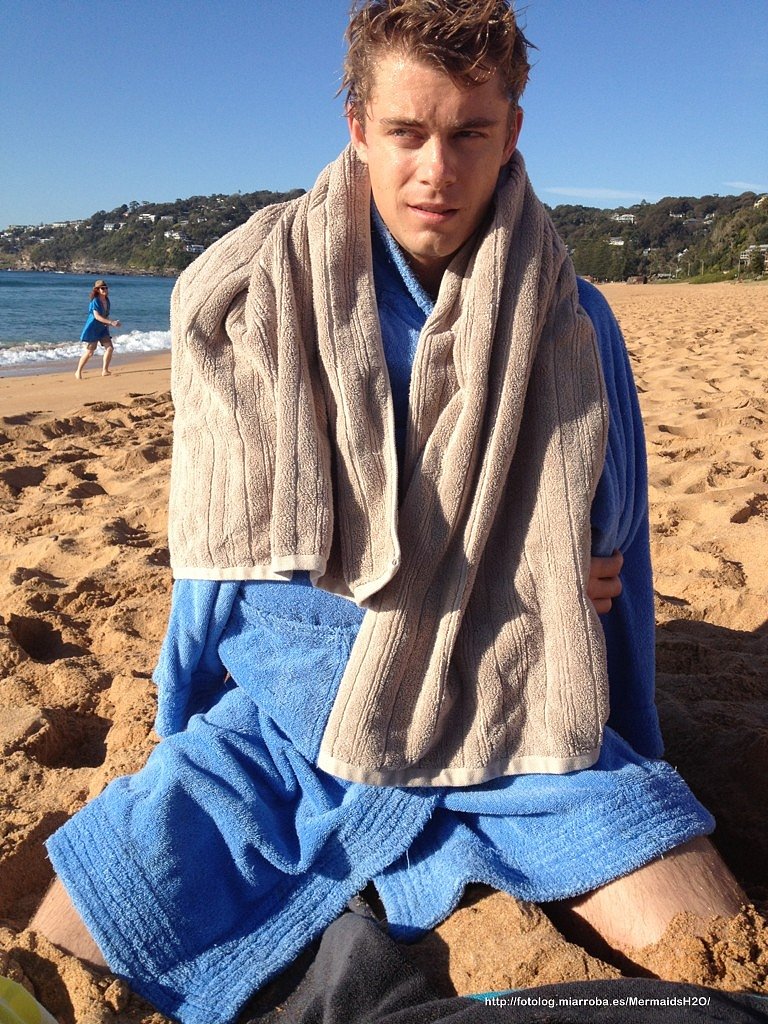 Luke Mitchell en la playa
