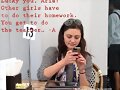 Phoebe Tonkin con el m&oacute;vil